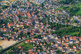 Ortsansicht aus Norden mit Hohenzollernhalle und Kirche St. Nikolaus im Ortsteil Steinhofen in Bisingen im Bundesland Baden-Württemberg, Deutschland