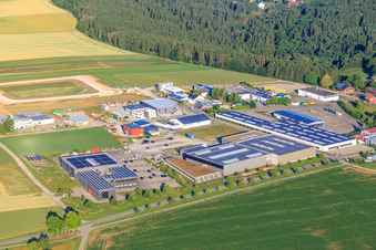 Industriegebiet aus Osten mit Solera GmbH, AERO-LIFT Vakuumtechnik GmbH und grashobber GmbH im Ortsteil Binsdorf in Geislingen im Bundesland Baden-Württemberg, Deutschland