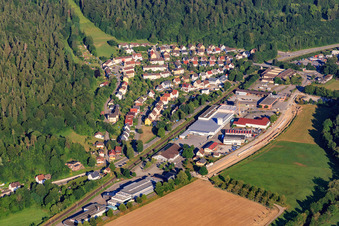 Dorfansicht im Neckartal aus Osten mit Kurt Allert GmbH + Co. KG im Ortsteil Altoberndorf in Oberndorf am Neckar im Bundesland Baden-Württemberg, Deutschland