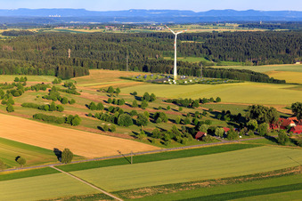 Windenenergieanlage über PV-Freiflächenanlage hinter dem Golfclub Alpirsbach e.V im Ortsteil Peterzell im Bundesland Baden-Württemberg, Deutschland