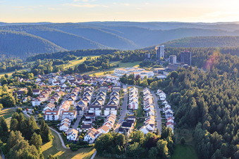 Am Kohlstätter Hardt vor den Krankenhäuser Landkreis Freudenstadt gGmbH im Bundesland Baden-Württemberg, Deutschland