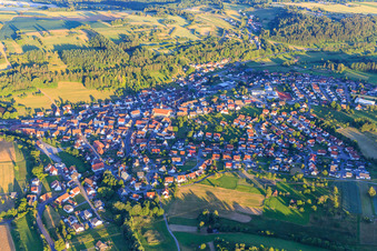 Dorfübersicht aus Nordwesten mit Kirche Mariä Geburt im Ortsteil Altheim in Horb am Neckar im Bundesland Baden-Württemberg, Deutschland