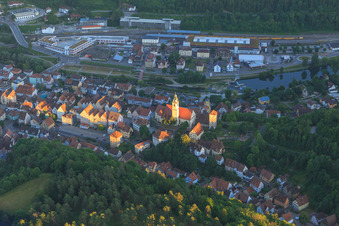 Luftaufnahme von Altstadt mit Marktstraße Burg Hohenberg und Stiftskirche Heilig Kreuz in Horb am Neckar im Bundesland Baden-Württemberg, Deutschland
