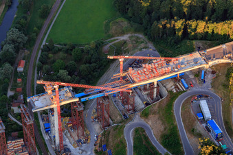 Baustelle der Neckartalhochbrücke Horb am Neckar zur Überquerung des Neckars für die B32 / B28 im Ortsteil Nordstetten im Bundesland Baden-Württemberg, Deutschland von oben gesehen