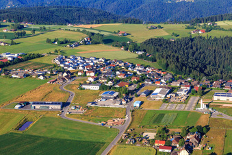Ortsansicht aus Nordosten mit Hess Montagen & Bauelemente GmbH / Holzbau GmbH & Co.KG und Herzog Treppen und Holzbau GmbH in Aichhalden im Bundesland Baden-Württemberg, Deutschland