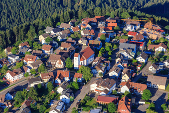 Ortsansicht aus Osten mit Kirche St. Michael im Ortsteil Vorderaichhalden in Aichhalden im Bundesland Baden-Württemberg, Deutschland