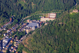Lauterbachtal mit Hansgrohe SE InnoLab Alpirsbach und Junghans Terrassenbau Museum in Schramberg im Bundesland Baden-Württemberg, Deutschland