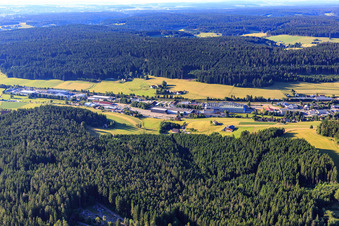 Industriegebiet Industriestraße von Süden im Ortsteil Saint Georgen im Schwarzwald in St. Georgen im Schwarzwald im Bundesland Baden-Württemberg, Deutschland