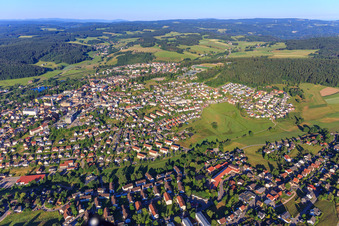 Stadtübersicht von Nordosten im Ortsteil Saint Georgen im Schwarzwald in St. Georgen im Schwarzwald im Bundesland Baden-Württemberg, Deutschland