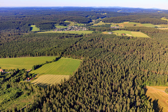 Luftbild von Ortsansicht im Schwarzwald aus Norden in Unterkirnach im Bundesland Baden-Württemberg, Deutschland