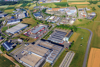 Industriegebiet Auf Herdenen mit Aptar Villingen GmbH, GRÄSSLIN SÜD GmbH und Kunststoff-Institut Südwest, Schwarzwald-Baar-Center, Emons Spedition GmbH & Co. KG, Druckzentrum Südwest, Presseservice- und Vertriebs GmbH im Ortsteil Weilersbach in Villingen-Schwenningen im Bundesland Baden-Württemberg, Deutschland
