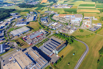 Luftbild von Industriegebiet Auf Herdenen mit Aptar Villingen GmbH, GRÄSSLIN SÜD GmbH und Kunststoff-Institut Südwest, Schwarzwald-Baar-Center, Emons Spedition GmbH & Co. KG, Druckzentrum Südwest, Presseservice- und Vertriebs GmbH im Ortsteil Weilersbach in Villingen-Schwenningen im Bundesland Baden-Württemberg, Deutschland