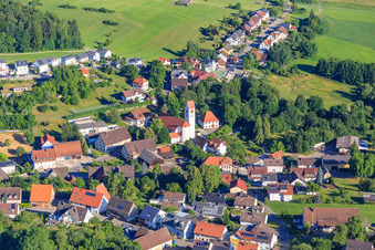 Kirche St. Hilarius und Ortsverwaltung im Ortsteil Weilersbach in Villingen-Schwenningen im Bundesland Baden-Württemberg, Deutschland