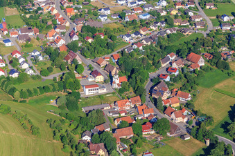 Kirche und Turnhalle im Ortsteil Flözlingen in Zimmern ob Rottweil im Bundesland Baden-Württemberg, Deutschland