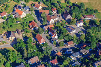 Luftbild von Rathausgasse mit Fachwerkhaus Rathaus und Kirche St. Leodegar im Ortsteil Stetten in Zimmern ob Rottweil im Bundesland Baden-Württemberg, Deutschland