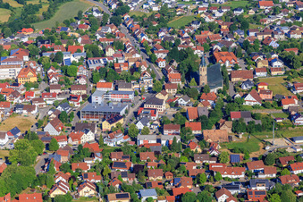 Ortszentrum mit Kirche St. Martinus, Wehlesporthalle und Volksbank Schwarzwald-Donau-Neckar eG in Dunningen im Bundesland Baden-Württemberg, Deutschland