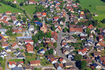 Kath. Kirche St. Georg und Heim Baustoffe GmbH im Ortsteil Seedorf in Dunningen im Bundesland Baden-Württemberg, Deutschland