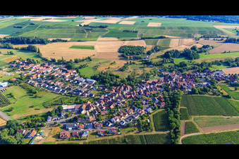 Dorfpanorama aus Süden mit Türmel in Oberhausen im Bundesland Rheinland-Pfalz, Deutschland