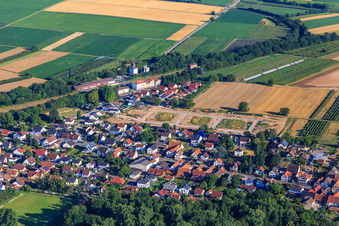 Erschließung des Neubaugebiet Im Kirschgarten in Winden im Bundesland Rheinland-Pfalz, Deutschland von oben gesehen
