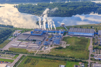 Dampfende Schlote der Papierfabrik Palm GmbH & Co. KG | Werk Wörth am Rhein am Landeshafen Wörth aus Nordwesten im Bundesland Rheinland-Pfalz, Deutschland