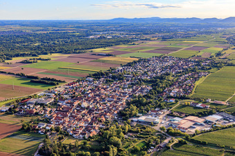 Ortsübersicht am Abend aus Nordosten im Ortsteil Niederhochstadt in Hochstadt im Bundesland Rheinland-Pfalz, Deutschland