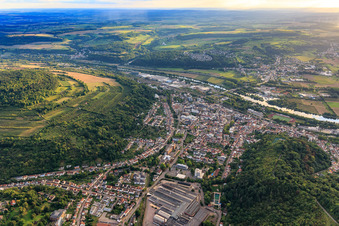 Stadtansicht bis zum Saar-Ufer von Nordosten in Merzig im Bundesland Saarland, Deutschland