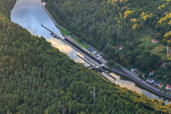 Saarwasserkraftwerk,. Staustufe und Schleuse Mettlach im Ortsteil Keuchingen im Bundesland Saarland, Deutschland