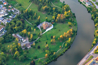 Gästehaus Schloss Saareck in einem Park am Saarufer im Ortsteil Keuchingen in Mettlach im Bundesland Saarland, Deutschland