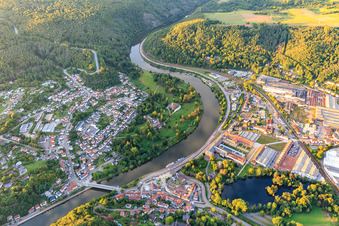 Ortsansicht beidseits der Saar aus Süden im Ortsteil Keuchingen in Mettlach im Bundesland Saarland, Deutschland