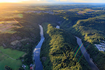 Luftbild von Saarschleife von Osten bei Sonnenuntergang in Mettlach im Bundesland Saarland, Deutschland