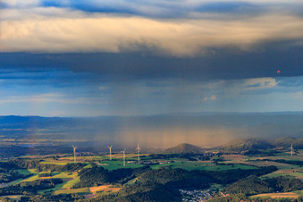 Windpark Merchingen vor einer Regenwand mit Regenbogen in Merzig im Bundesland Saarland, Deutschland