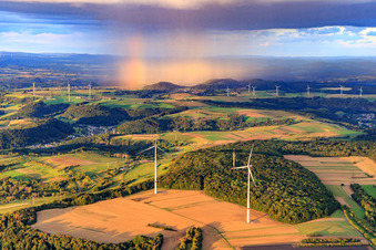 Luftbild von Windpark Merchingen vor einer Regenwand mit Regenbogen in Merzig im Bundesland Saarland, Deutschland