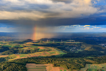 Luftaufnahme von Windpark Merchingen vor einer Regenwand mit Regenbogen in Merzig im Bundesland Saarland, Deutschland