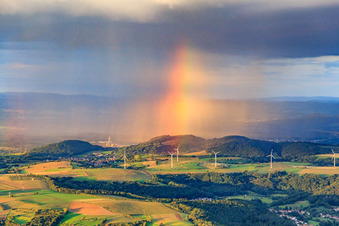 Schrägluftbild von Windpark Merchingen vor einer Regenwand mit Regenbogen in Merzig im Bundesland Saarland, Deutschland