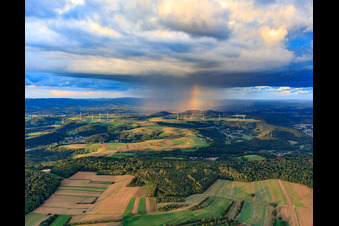Windpark Merchingen vor einer Regenwand mit Regenbogen in Merzig im Bundesland Saarland, Deutschland von oben