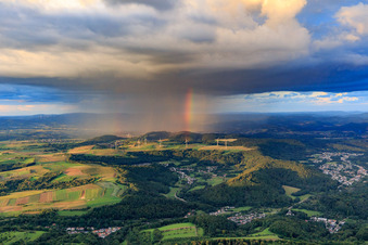 Windpark Merchingen vor einer Regenwand mit Regenbogen in Merzig im Bundesland Saarland, Deutschland aus der Luft