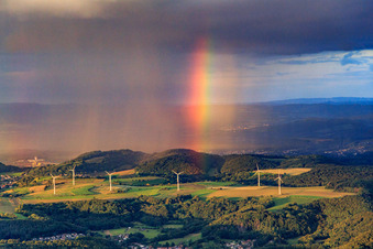 Windpark Merchingen vor einer Regenwand mit Regenbogen in Merzig im Bundesland Saarland, Deutschland von oben gesehen