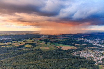 Regenschauer bei Sonnenuntergang im Ortsteil Honzrath in Beckingen im Bundesland Saarland, Deutschland