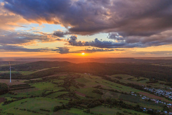 Sonnenuntergang zwischen Fernmeldeturm und Windkraftanlage im Ortsteil Hüttersdorf in Schmelz im Bundesland Saarland, Deutschland