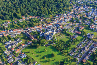 Ortsmitte mit Benediktinerabtei St. Mauritius Tholey mit Abteikirche und Klostergarten von Südwesten im Bundesland Saarland, Deutschland