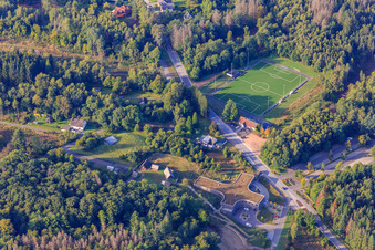 Nationalpark-Tor und -Besucherzentrum KELTENPARK und Hochwaldkelten - Keltendorf sowie Sportplatz der Celtic Bulls und des VfR Otzenhausen in Nonnweiler im Bundesland Saarland, Deutschland