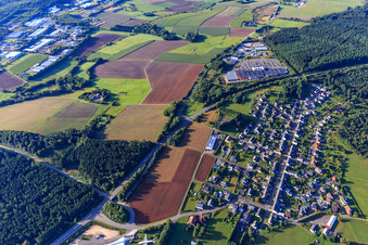 Ortsansicht von Nordosten mit Kaufland Hermeskeil und Globus Baumarkt im Gewerbepark Römerstr im Ortsteil Abtei im Bundesland Rheinland-Pfalz, Deutschland