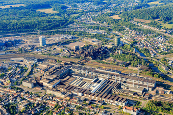 UNESCO-Weltkulturerbe Völklinger Hütte hinter der Saarschmiede GmbH in Völklingen im Bundesland Saarland, Deutschland