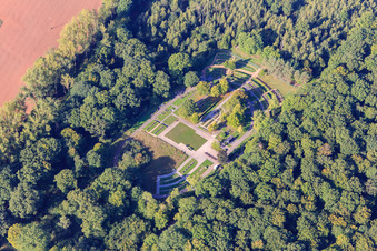 Luftaufnahme von Friedhof Eiweiler im Wald in Heusweiler im Bundesland Saarland, Deutschland