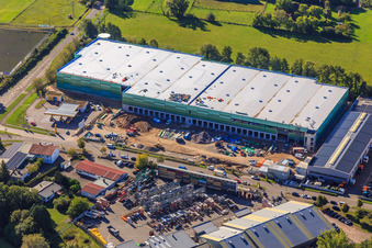 Drohnenaufname von Baustelle des neuen Logistikpark der HANSAINVEST und DFI-Real-Estate Kandel nach Abriss des OBI-Markts im Ortsteil Minderslachen im Bundesland Rheinland-Pfalz, Deutschland