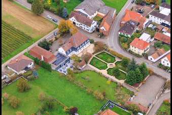 Schrägluftbild von Schlössl in Oberotterbach im Bundesland Rheinland-Pfalz, Deutschland