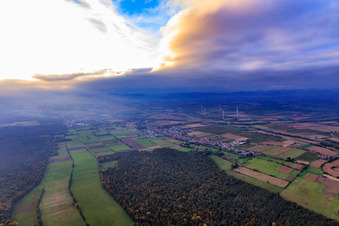 Luftbild von Wolken überm Viehstrich und Bienwald im Herbstabendlicht in Freckenfeld im Bundesland Rheinland-Pfalz, Deutschland