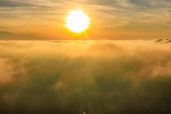 Sonnenuntergang über den Wolken in Steinfeld im Bundesland Rheinland-Pfalz, Deutschland