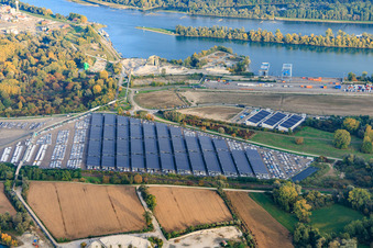 Luftbild von Mit PV-Anlagen überdachter PKW-Parkplatz von Walon France am Hafen Lauterbourg Rhine Terminal im Bundesland Bas-Rhin, Frankreich