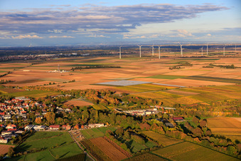 Geothermiekraftwerk Insheim zur Lithiumgewinnung durch die Vulcan Energy GmbH im Hintergrund Rig V20 der Vercana GmbH und der Windpark Offenbach im Bundesland Rheinland-Pfalz, Deutschland